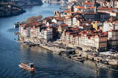 Porto, Portekiz - 28 Aralık 2024: Douro Nehri manzarası ve UNESCO Dünya Mirası sitesi olan Ribeira bölgesi