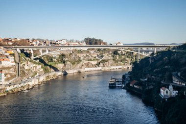 Ponte Infante Dom Henrique, modern ince profilli yükseltilmiş yol köprüsü, Douro Nehri boyunca manzaralar sunuyor.