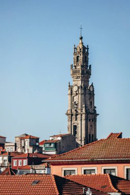 Portekiz 'in en uzun campanili olan Clerigos Kulesi (Portekizce Torre dos Clerigos). 76 metre yüksekliğindedir ve şehir ve nehir üzerinde ayrıcalıklı bir görüş sağlar..