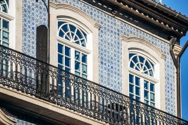 Porto 'da geleneksel seramik fayanslarla (azulejos) kaplı bir cephenin yakın çekimi)