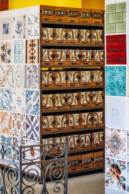 Porto, Portekiz - 28 Aralık 2024: Porto 'daki Malzeme Bankası, Portekiz' deki tüm binaların dış yüzeylerini kaplayan on binlerce azulejos içeriyor..