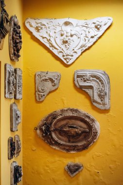 Porto, Portekiz - 28 Aralık 2024: Porto 'daki Malzeme Bankası (Banco de Materiais), on binlerce azulejos ve sıva elementleri içermektedir..