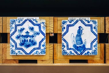 Porto, Portekiz - 28 Aralık 2024: Porto 'daki Malzeme Bankası, Portekiz' deki tüm binaların dış yüzeylerini kaplayan on binlerce azulejos içeriyor..