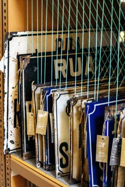 Porto, Portekiz - 28 Aralık 2024: Porto 'daki Malzeme Bankası, Portekiz' deki tüm binaların dış yüzeylerini kaplayan on binlerce azulejos içeriyor..