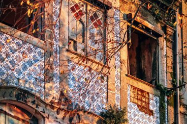 Porto 'da geleneksel seramik fayanslarla (azulejos) kaplı bir cephenin yakın çekimi)