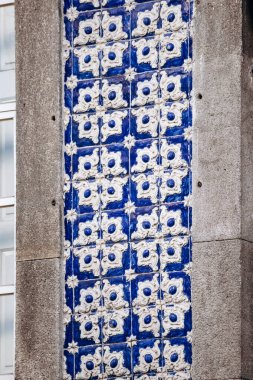 Porto 'da geleneksel seramik fayanslarla (azulejos) kaplı bir cephenin yakın çekimi)