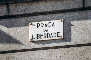 Portekiz 'in Porto şehrinde Özgürlük Meydanı (Praca da Liberdade) isimli bir tabela