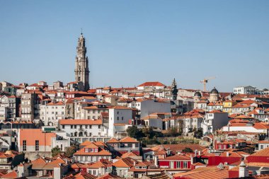 Güneşli bir günde Porto çatılarının manzarası