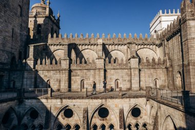 Porto, Portekiz - 28 Aralık 2024: Porto Katedrali 'nin içinde azulejos bulunan galeriler (Se do Porto), geleneksel Portekiz fayanslarının yer aldığı