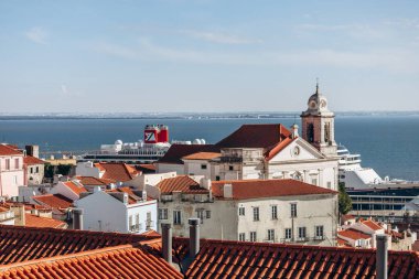Lizbon 'un Alfama tepesinden manzarası şehrin tarihi cazibesini ve kırmızı çatılarını gözler önüne seriyor.