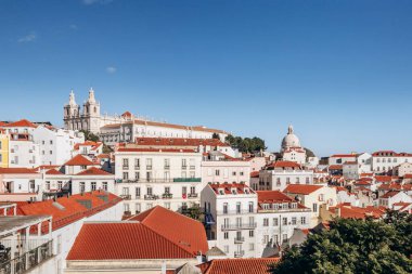 Lizbon 'un Alfama tepesinden manzarası şehrin tarihi cazibesini ve kırmızı çatılarını gözler önüne seriyor.
