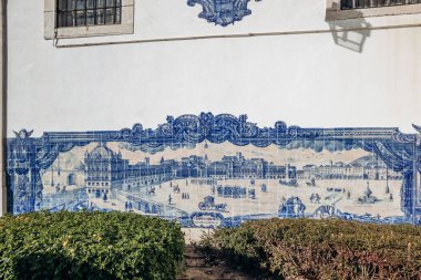 Lizbon, Portekiz - 28 Aralık 2024: Lizbon 'da manzaralı bir bahçe olan Jardim Julio de Castilho' da güzel tarihi azulejo fayansları