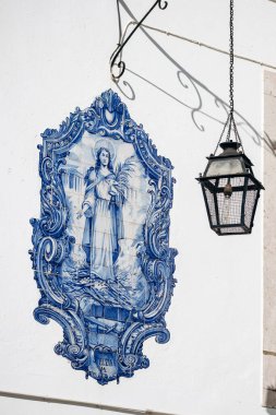 Lizbon, Portekiz - 28 Aralık 2024: Lizbon 'da manzaralı bir bahçe olan Jardim Julio de Castilho' da güzel tarihi azulejo fayansları