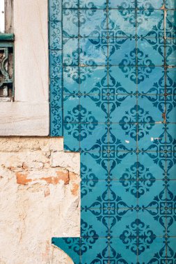 Lizbon şehir merkezindeki tarihi cephede geleneksel azulejo fayanslarının yakın çekimi