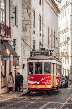 Lizbon, Portekiz - 28 Aralık 2024: Lizbon, Portekiz merkezindeki ünlü tarihi tramvay