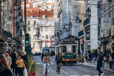 Lizbon, Portekiz - 28 Aralık 2024: Lizbon, Portekiz merkezindeki ünlü tarihi tramvay