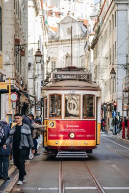 Lizbon, Portekiz - 28 Aralık 2024: Lizbon, Portekiz merkezindeki ünlü tarihi tramvay