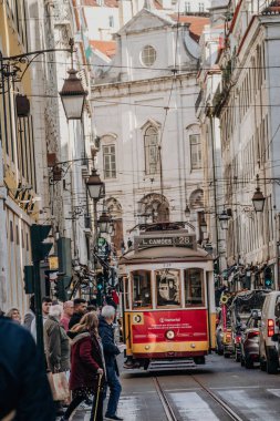 Lizbon, Portekiz - 28 Aralık 2024: Lizbon, Portekiz merkezindeki ünlü tarihi tramvay