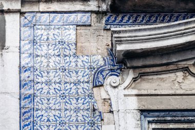 Lizbon şehir merkezindeki tarihi cephede geleneksel azulejo fayanslarının yakın çekimi