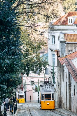 Lizbon, Portekiz - 31 Aralık 2024: The Elevador da Gloria funicular, Lizbon 'da Baixa ve Bairro Alto' yu birbirine bağlayan tarihi bir tramvay