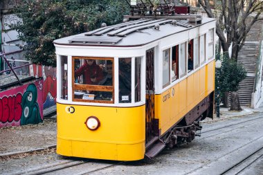 Lizbon, Portekiz - 31 Aralık 2024: The Elevador da Gloria funicular, Lizbon 'da Baixa ve Bairro Alto' yu birbirine bağlayan tarihi bir tramvay