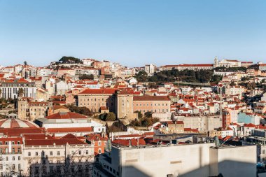 Bairro Alto tepesinden Lizbon 'un çatılarına gün batımı manzarası