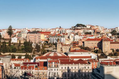 Bairro Alto tepesinden Lizbon 'un çatılarına gün batımı manzarası