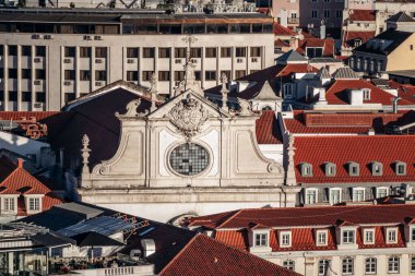 Bairro Alto tepesinden Lizbon 'un çatılarına gün batımı manzarası