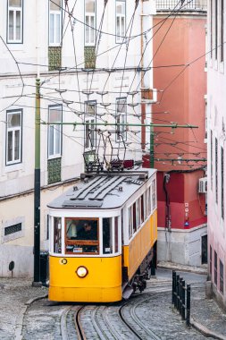 Lizbon, Portekiz - 31 Aralık 2024: The Elevador da Gloria funicular, Lizbon 'da Baixa ve Bairro Alto' yu birbirine bağlayan tarihi bir tramvay
