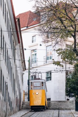 Lizbon, Portekiz - 31 Aralık 2024: The Elevador da Gloria funicular, Lizbon 'da Baixa ve Bairro Alto' yu birbirine bağlayan tarihi bir tramvay