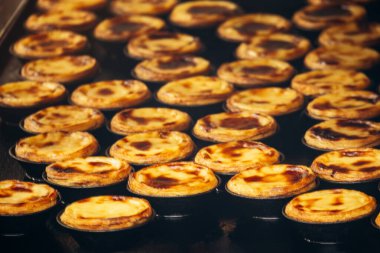 Geleneksel Portekiz tatlı pastası de nata, Lizbon 'da taze servis edilir.