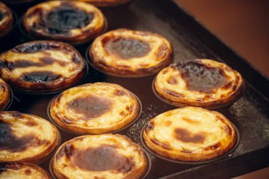 Geleneksel Portekiz tatlı pastası de nata, Lizbon 'da taze servis edilir.