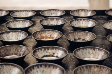 Lizbon 'da hamur işi pişirmeden önce boş pasta kalıpları, Portekiz' in ünlü tatlılarından biri.
