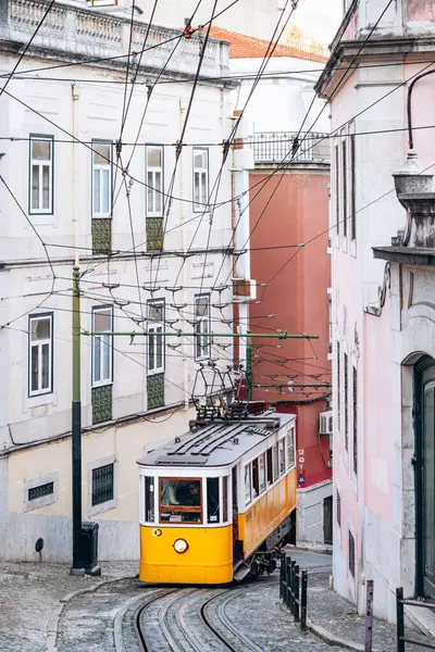 Lizbon, Portekiz - 31 Aralık 2024: The Elevador da Gloria funicular, Lizbon 'da Baixa ve Bairro Alto' yu birbirine bağlayan tarihi bir tramvay