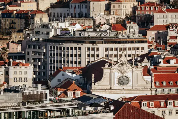 Bairro Alto tepesinden Lizbon 'un çatılarına gün batımı manzarası