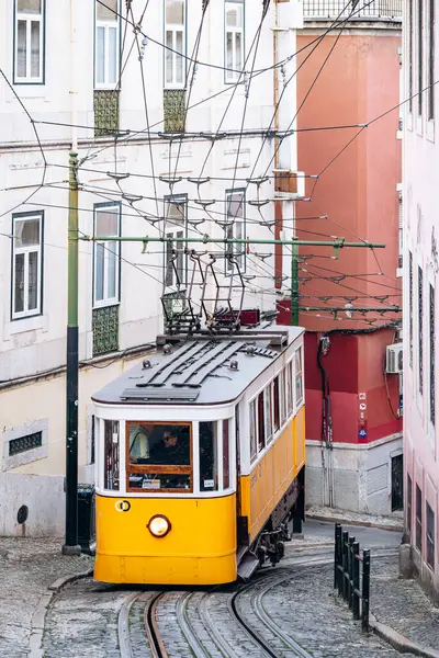 Lizbon, Portekiz - 31 Aralık 2024: The Elevador da Gloria funicular, Lizbon 'da Baixa ve Bairro Alto' yu birbirine bağlayan tarihi bir tramvay