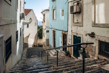 Lizbon 'un Alfama ilçesinin dar ve pitoresk sokakları