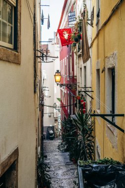 Lizbon 'un Alfama ilçesinin dar ve pitoresk sokakları
