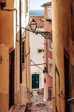 Lizbon 'un Alfama ilçesinin dar ve pitoresk sokakları