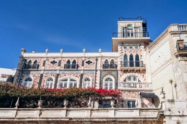 Lizbon, Portekiz - 28 Aralık 2024: Lizbon şehir merkezindeki eski bir binanın cephesi, tarihi cazibe ve mimari ayrıntıları sergiliyor.
