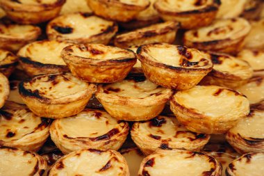 Geleneksel Portekiz tatlı pastası de nata, Lizbon 'da taze servis edilir.