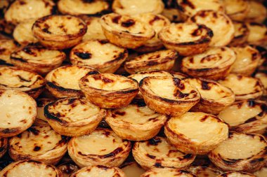 Geleneksel Portekiz tatlı pastası de nata, Lizbon 'da taze servis edilir.