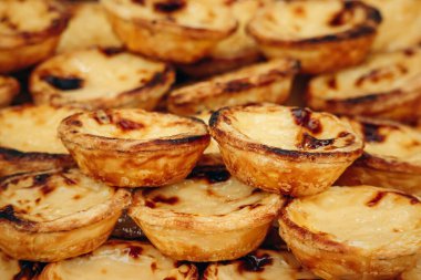 Geleneksel Portekiz tatlı pastası de nata, Lizbon 'da taze servis edilir.