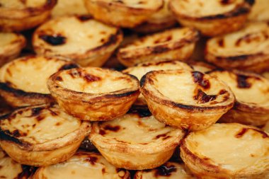 Geleneksel Portekiz tatlı pastası de nata, Lizbon 'da taze servis edilir.