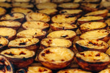 Geleneksel Portekiz tatlı pastası de nata, Lizbon 'da taze servis edilir.