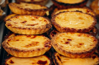 Lizbon 'un merkezinde taze ve iştah açıcı Tarte de Nata, klasik bir Portekiz hamur işi.