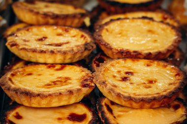 Lizbon 'un merkezinde taze ve iştah açıcı Tarte de Nata, klasik bir Portekiz hamur işi.