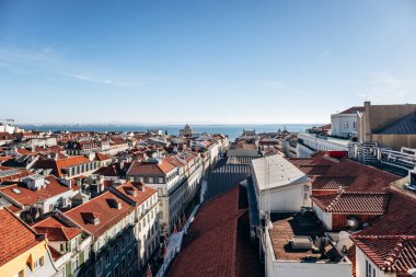 Lizbon 'un ünlü Santa Justa bakış açısından görünüşü şehrin çatılarını ve tarihi yapılarını gözler önüne seriyor.