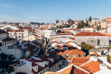 Lizbon 'un ünlü Santa Justa bakış açısından görünüşü şehrin çatılarını ve tarihi yapılarını gözler önüne seriyor.