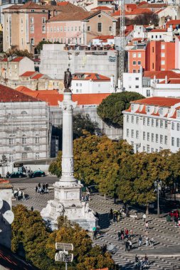 Kral 4. Pedro Meydanı, Santa Justa bakış açısından Rossio Meydanı olarak bilinir.